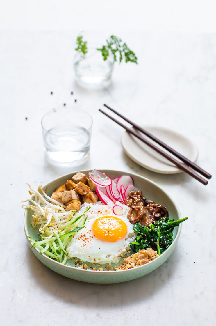 Koreansk bibimbap med teriyakistekt tofu og shiitake, friske grønnsaker, speilegg og ris