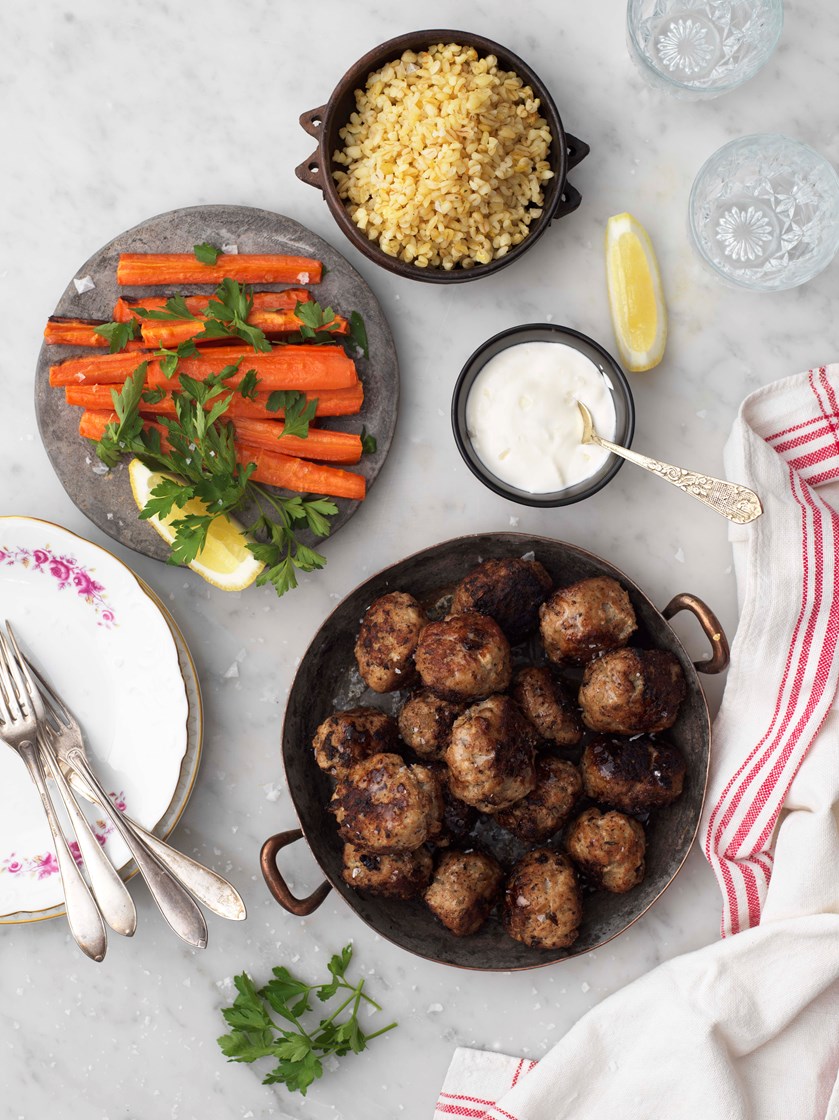 Örtiga fläskfärsbullar med citronbulgur och ugnsrostade morötter 