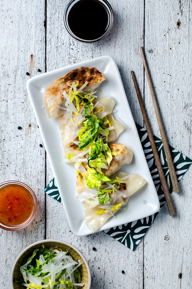 Gyoza-dumplings med salsicciadeig, reker, ingefær og vårløk servert med ris, søt chilisaus, hoisinsaus og rettichsalat