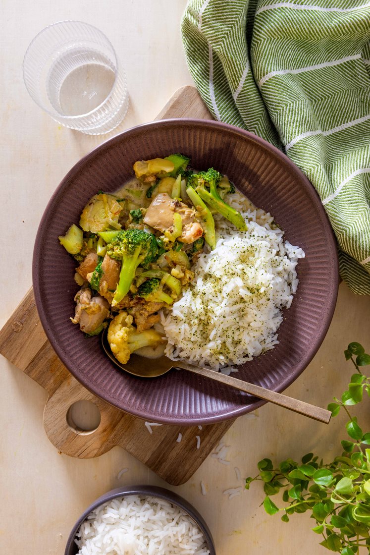 Kylling i garam masala-saus med pak choy, vårløk og krydret basmatiris