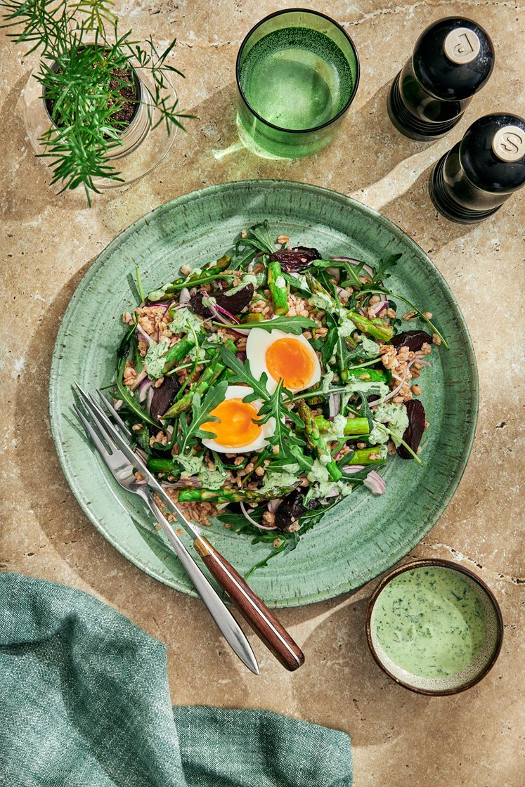 Ljummen matvetesallad med grön sparris, rödbetor och löskokt ägg