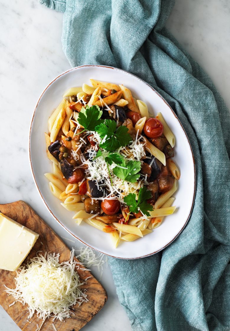 Siciliansk pasta med aubergine, kapris och persilja