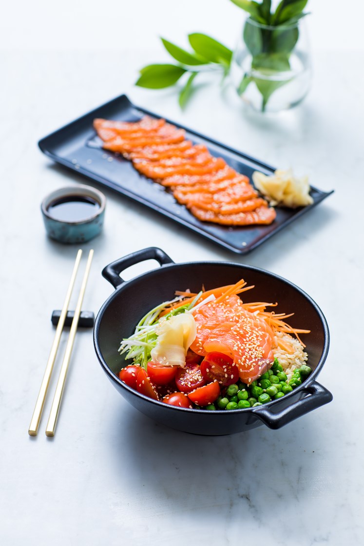Sashimi av laks med chili, vårløk, cherrytomater, syltet rødløk og ponzusaus