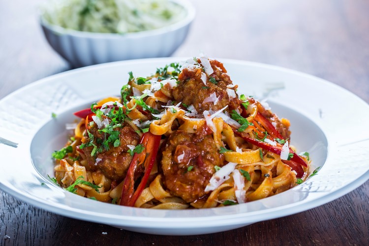 Italienske kjøttboller med aubergine, tomat og pasta