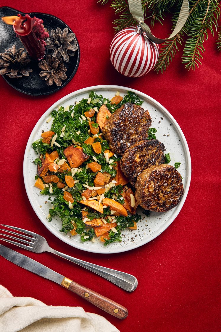 Svampe-nøddefrikadeller med grønkålssalat