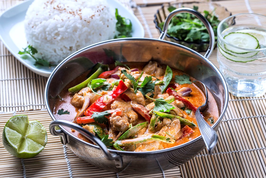 Kylling nudelsuppe med rød curry og kokosmelk