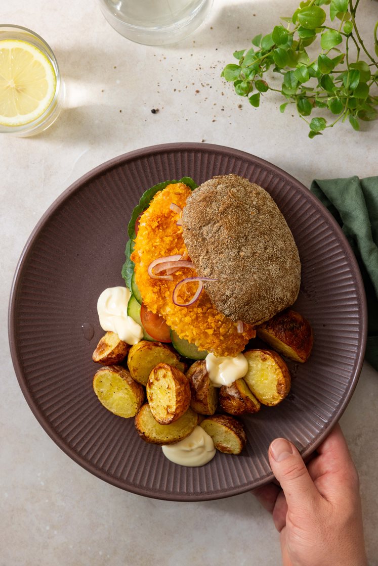 Burger med paneret kylling og ovnbagte kartofler