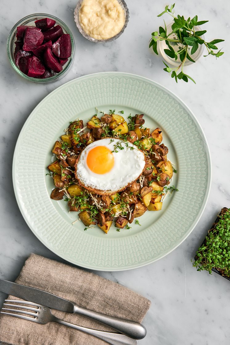 Rostad potatis med stekt svamp, ägg, rödbetor och pepparrotskräm