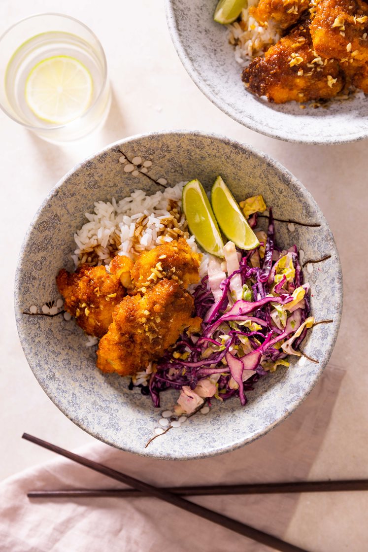 Crispy kyllinglårbiff med jasminris, rødkålsalat med chilidressing og kinesisk dippsaus
