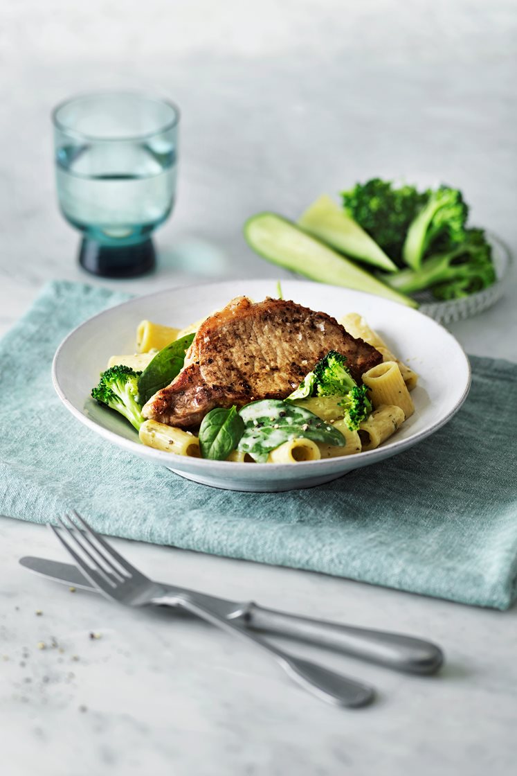 Rigatepasta med fläskkotlett i mild senapssås