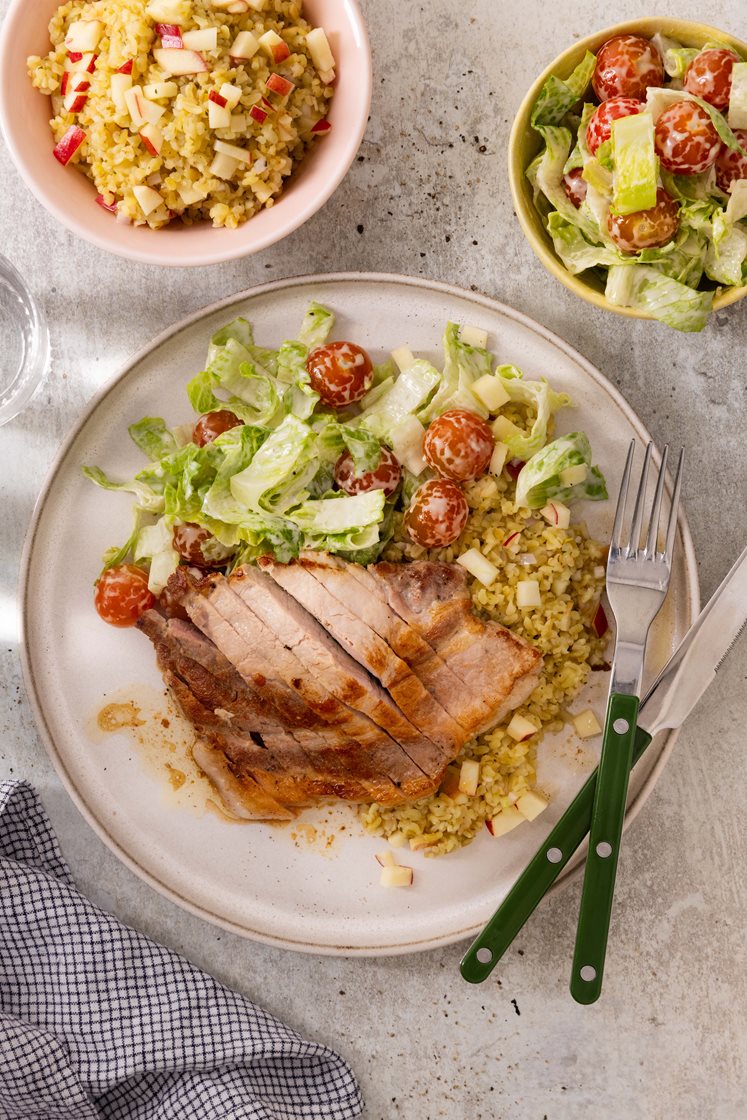 Stekt svinekam med bulgursalat, cherrytomater og cæsardressing