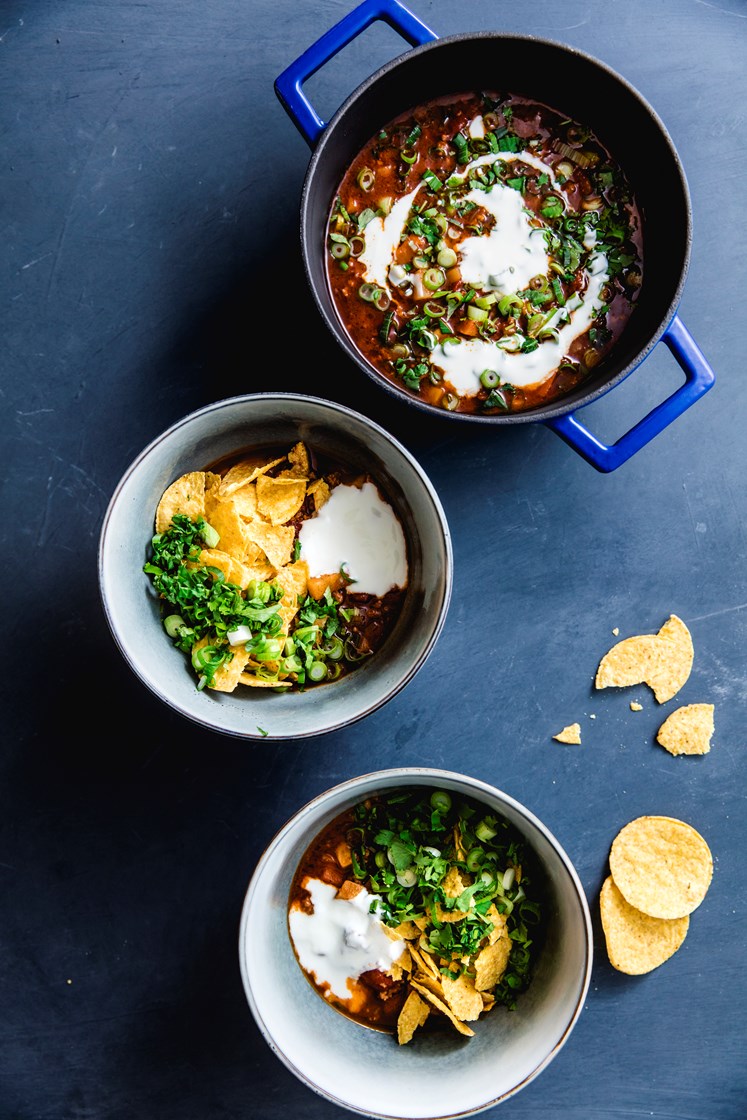 Tacogryte med salsicciadeig og rotgrønnaker med rømme, gratinerte nachochips og koriander
