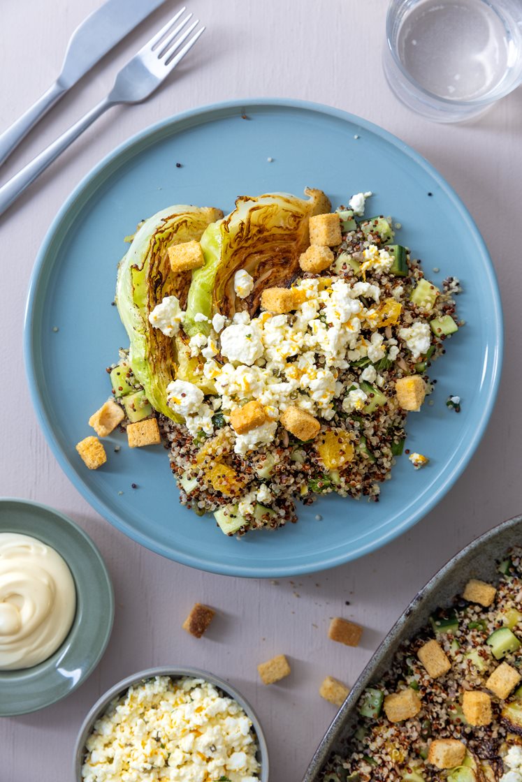 Quinoasalat med appelsin og mynte, stekt sommerkål og cottage cheese