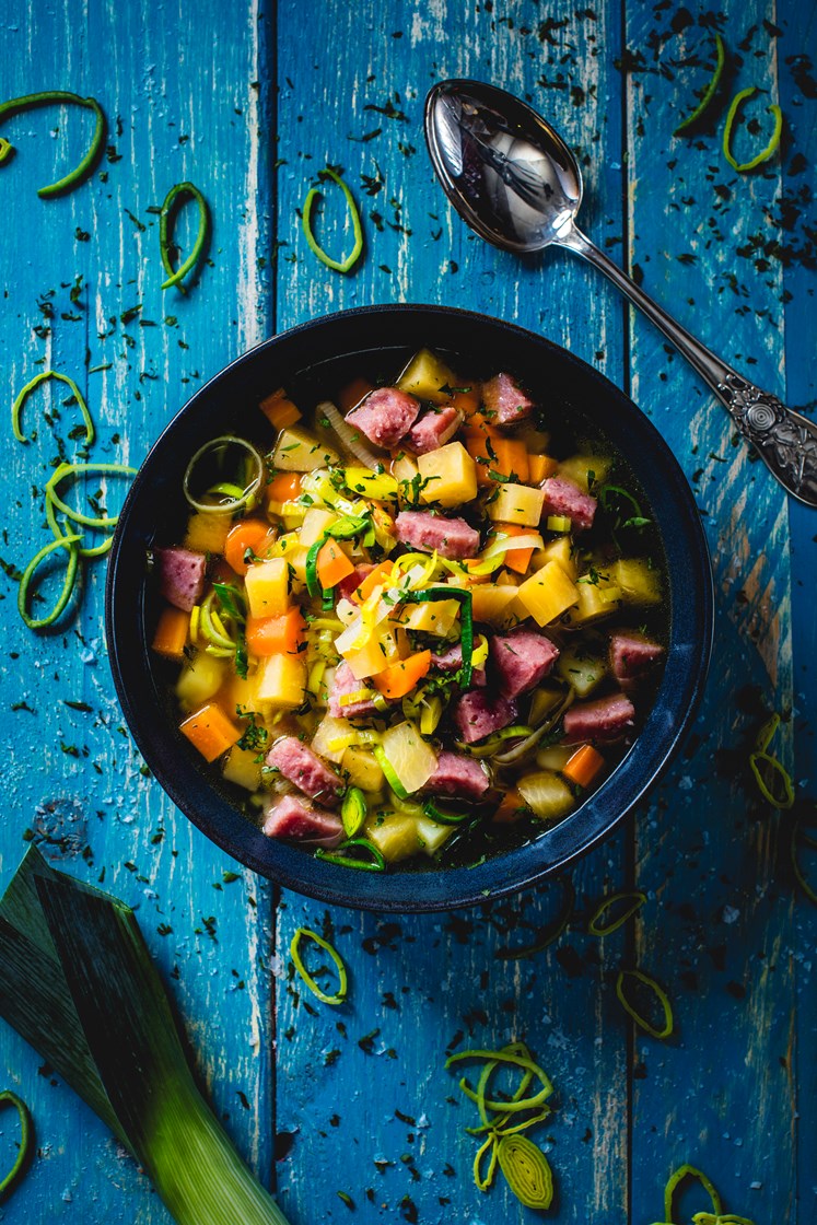 Grønnsakssuppe med pølser, persille og langbrød
