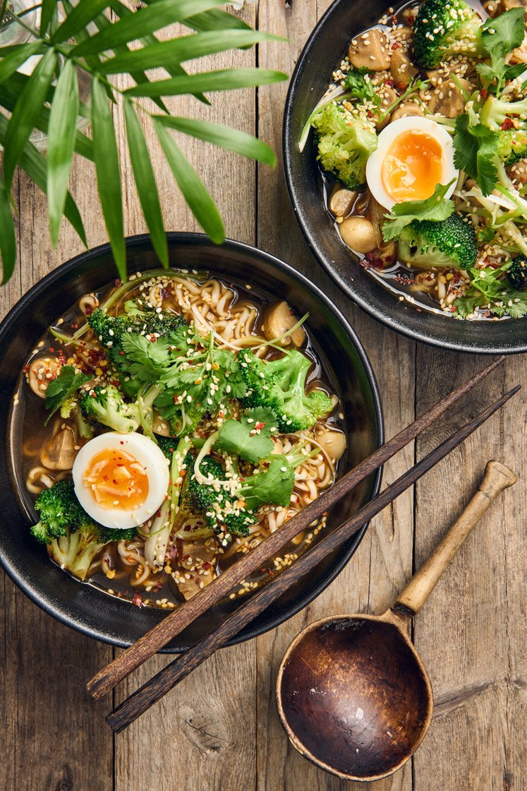 Japansk ramensoppa med sesamstekt broccoli och löskokt ägg