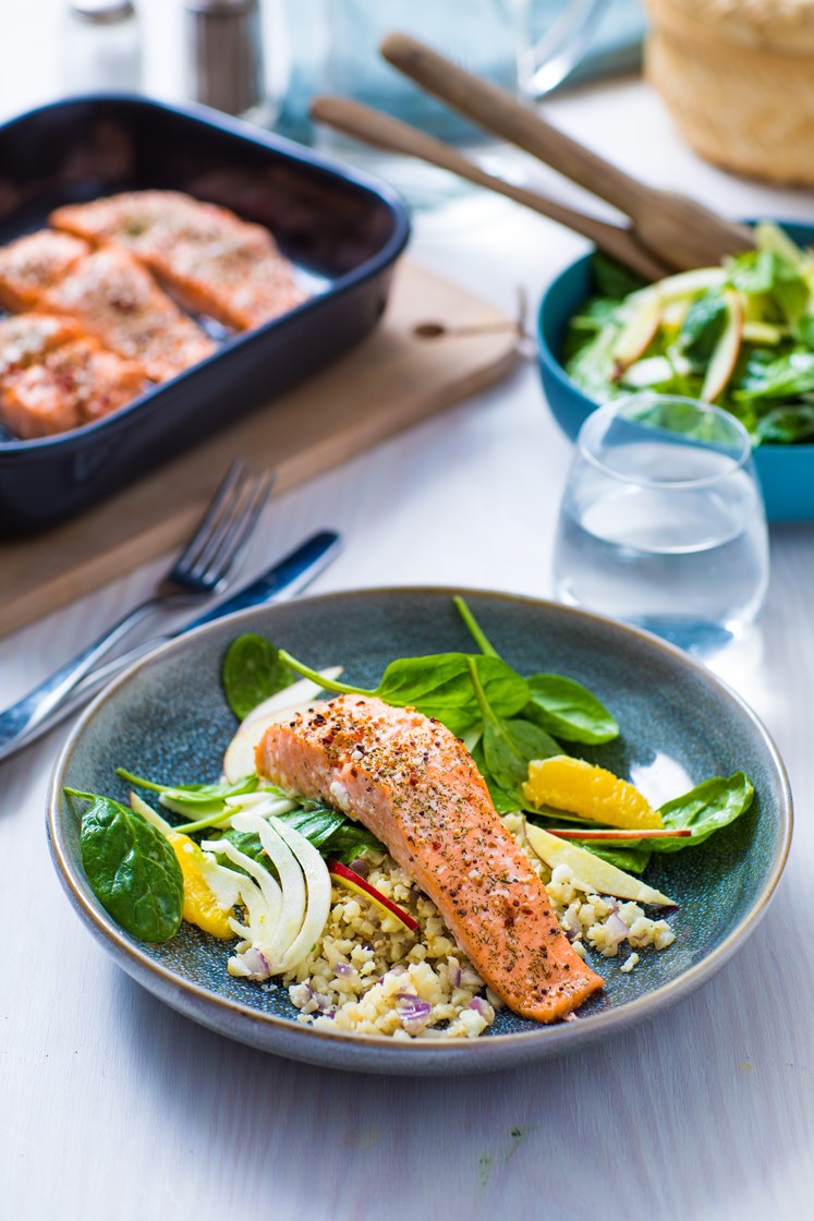 Krydderbakt laks med frisk fennikelsalat og ristet fullkorns- og blomkålris