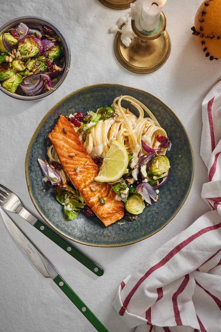 Stekt laksefilet med kremet sitronlinguine og lun rosenkålsalat med tranebær og sprø kjerner