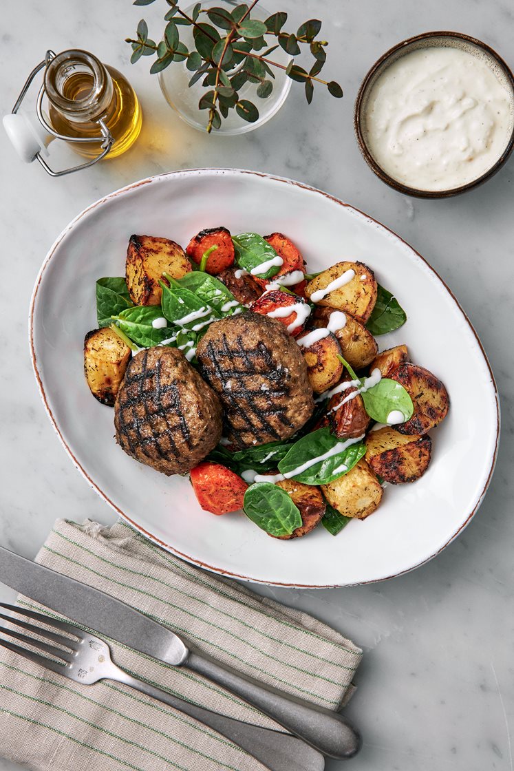 Grillade nötfärsbiffar Provençale med getostcrème och ugnsrostade rotfrukter