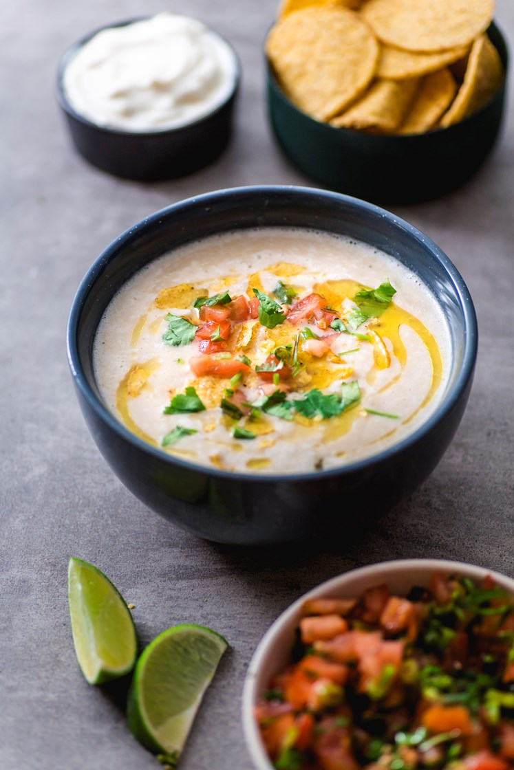 Hvit bønnesuppe med tomatsalsa, crème fraîche og nachochips