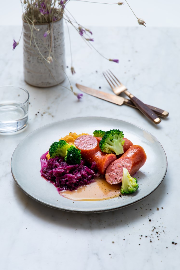 Vossapølse med rødkål, hjemmelaget kålrabistappe og brun saus