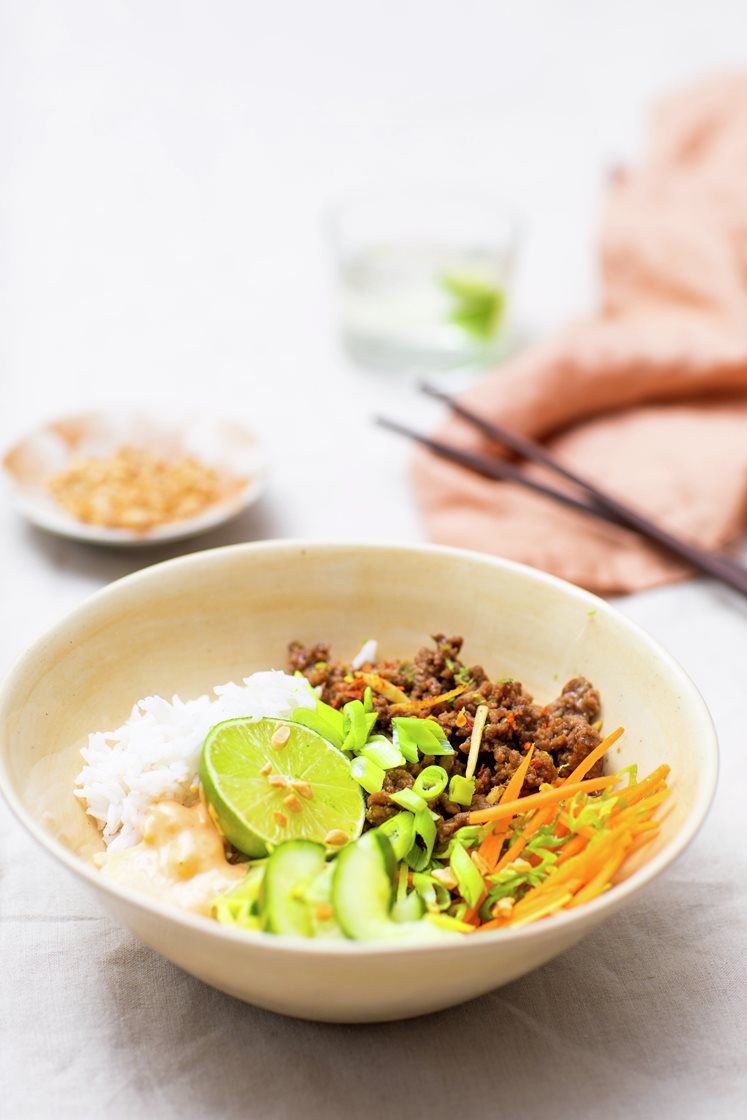 Rice bowl med hoisinstekt kjøttdeig, løk, lettsyltet agurk, chilimajones og peanøtter