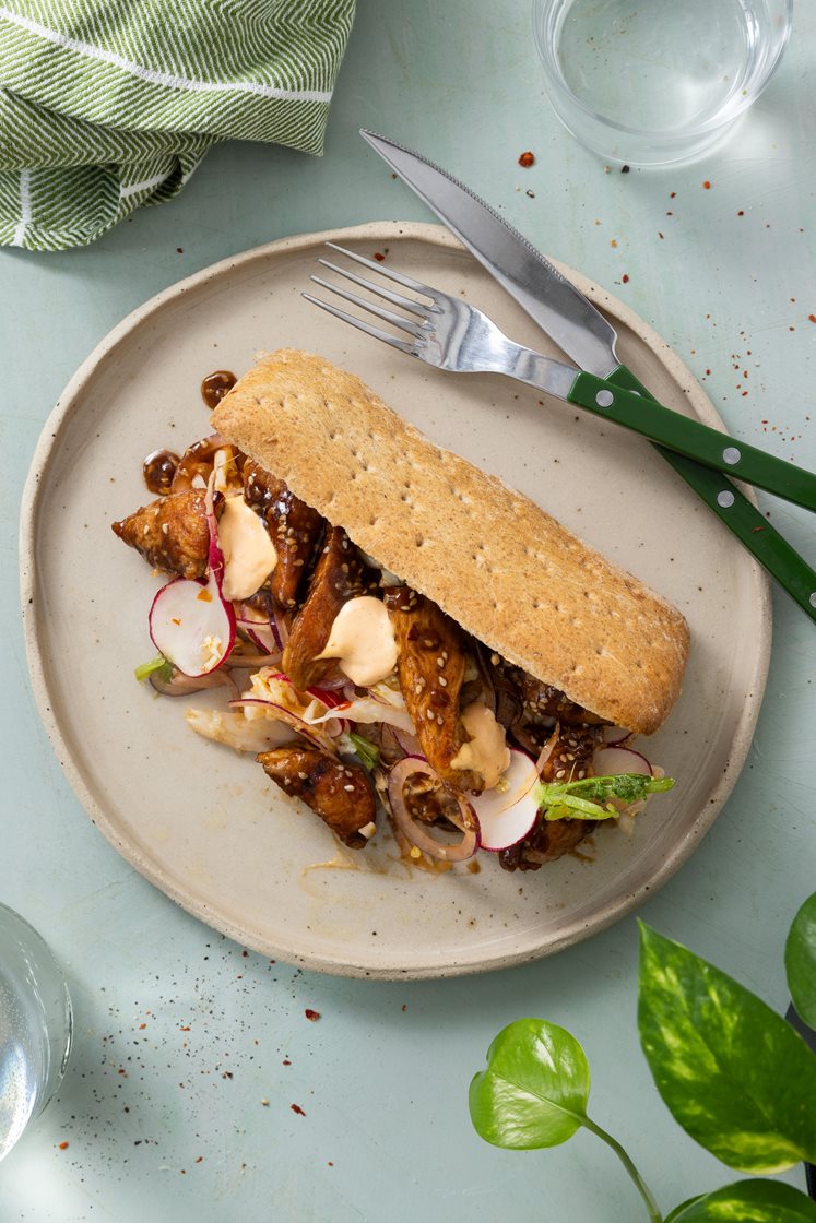 Bánh mì med hoisinkylling, hurtig kimchi og chilimayo