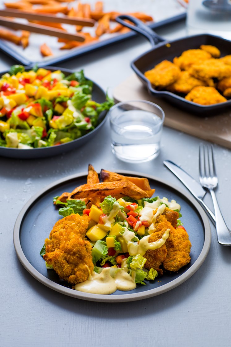Crispy kylling med mangosalat, søtpotetstaver og curry- og mangodressing