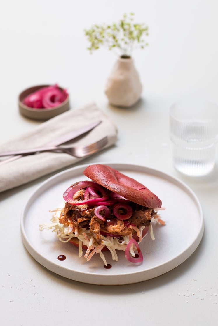 Rødbedebagel med pulled pork, syltede rødløg og nordisk slaw