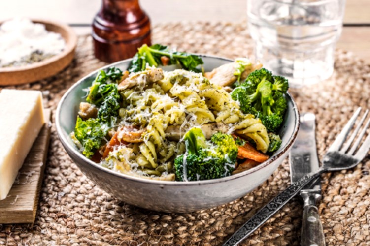 Pasta med kylling og pesto