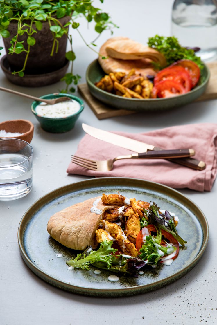 Garam masala-kyllingsandwich med urtedressing, tobladsalat og tomat 