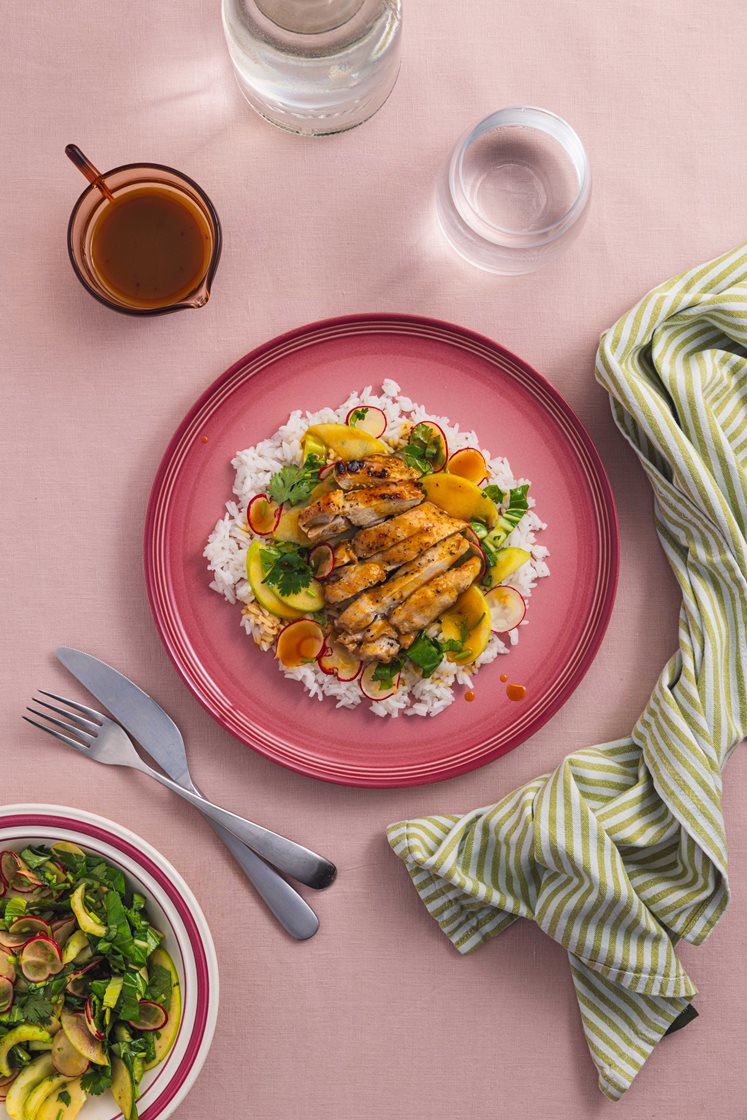 Stekt kyllinglårfilet med sprø salat, ris og mangodressing