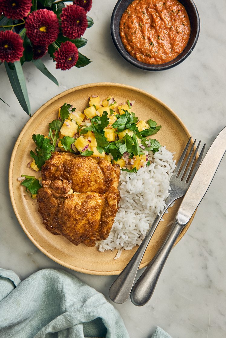 Currystekt kyckling med ananassalsa, koriander och cashewnötsdressing