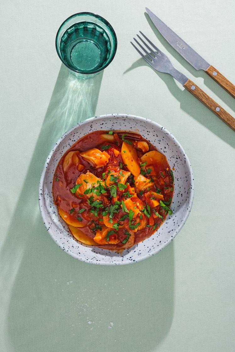 Sei i krydret tomatsaus, med paprika, gulrøtter og potet