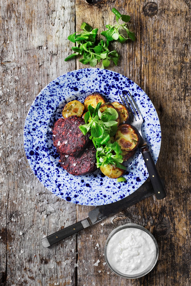 Rödbetsbiffar med rosmarinpotatis och fetaostkräm