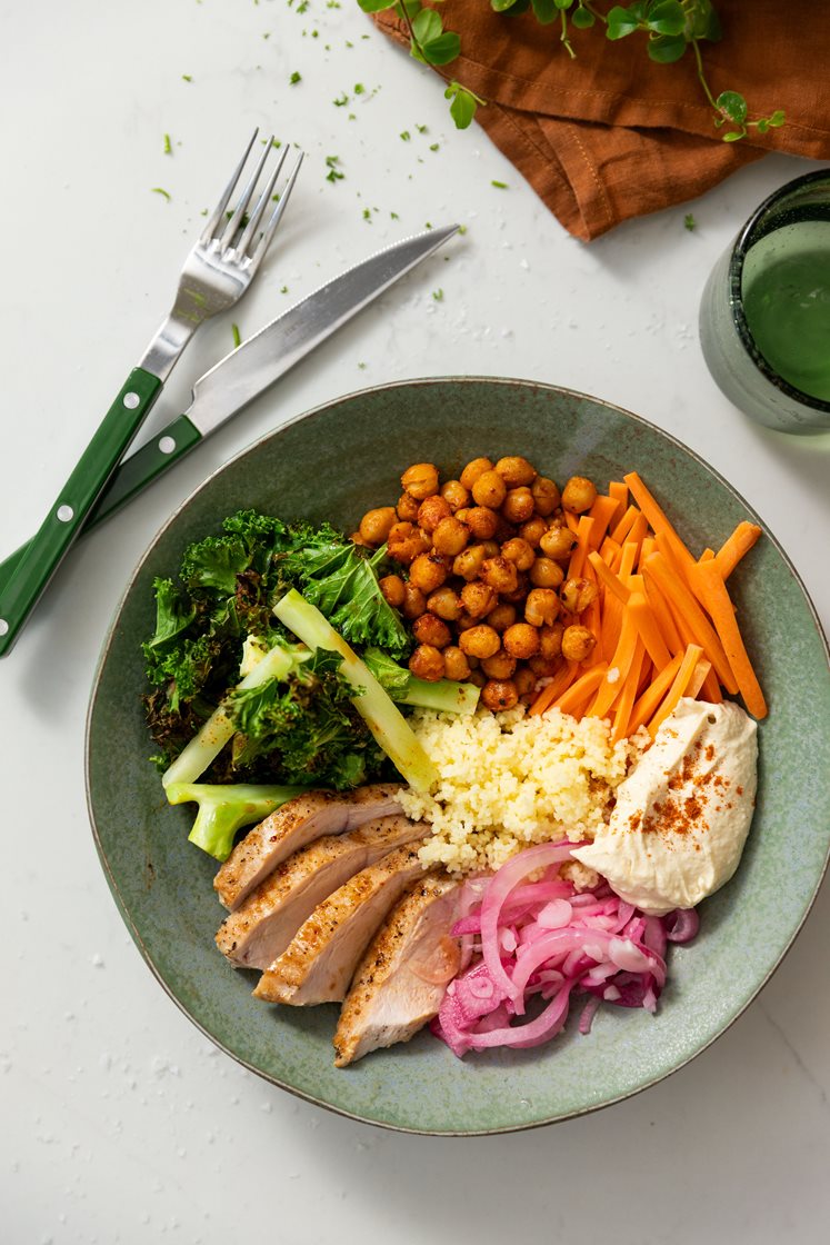 Bulgur- og kikertbowl med kylling i soya- og ingefærsjy, sprøstekt grønnkål og hummus