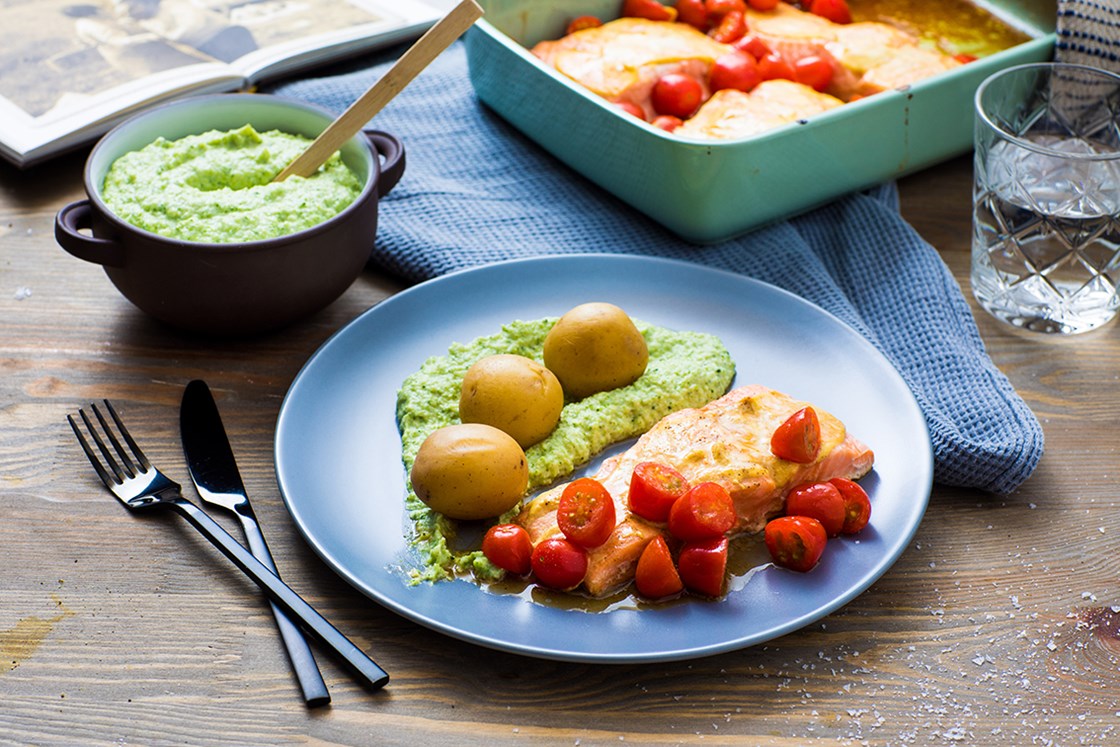 Bakt laks med soya, tomat og brokkolipuré