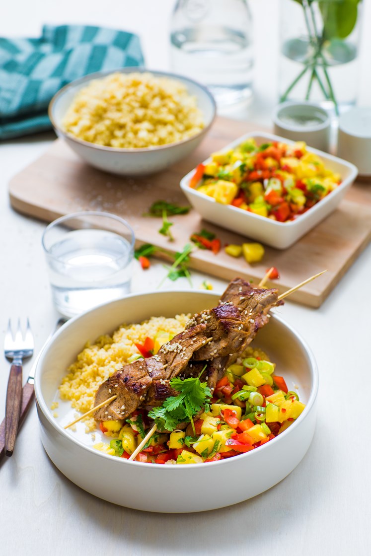Grillspyd med soyamarinert indrefilet av svin, ananassalsa og bulgur