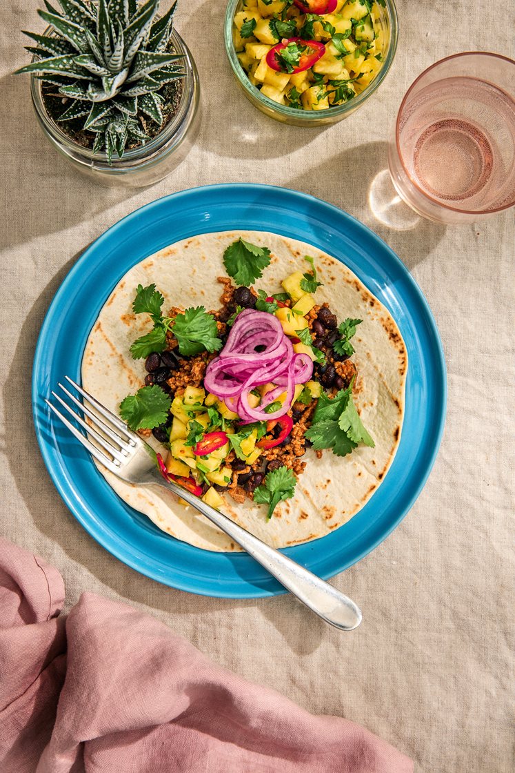 Pork and bean taco med ananassalsa och picklad rödlök