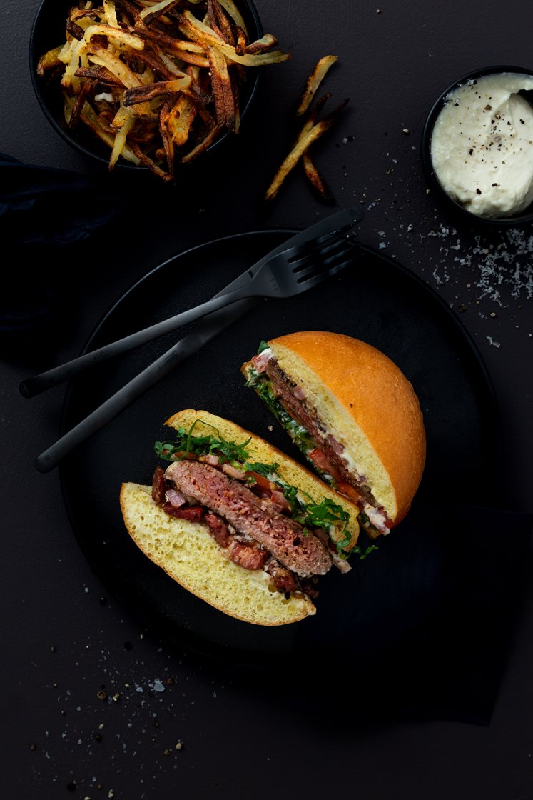 Storfeburger med Grana Padanokrem, bacon- og løkmarmelade og shoestringfries