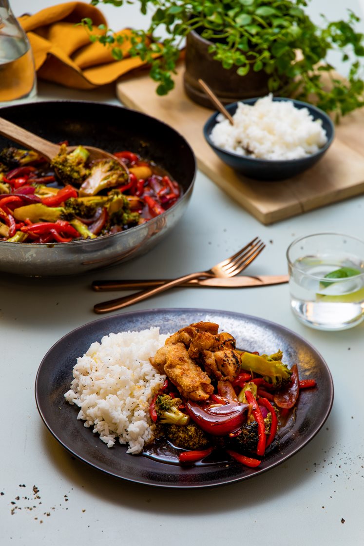 Wok med sprøstekt kylling og grønnsaker i østerssaus