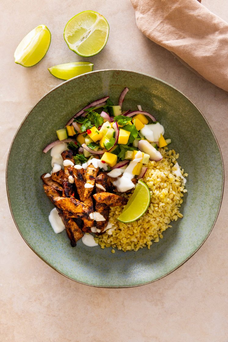 Sojamarineret svinemørbrad med bulgur og mangosalat, serveret med yoghurt