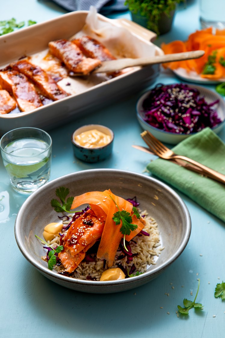 Laksebowl med mango servert med rødkål og chilimajones