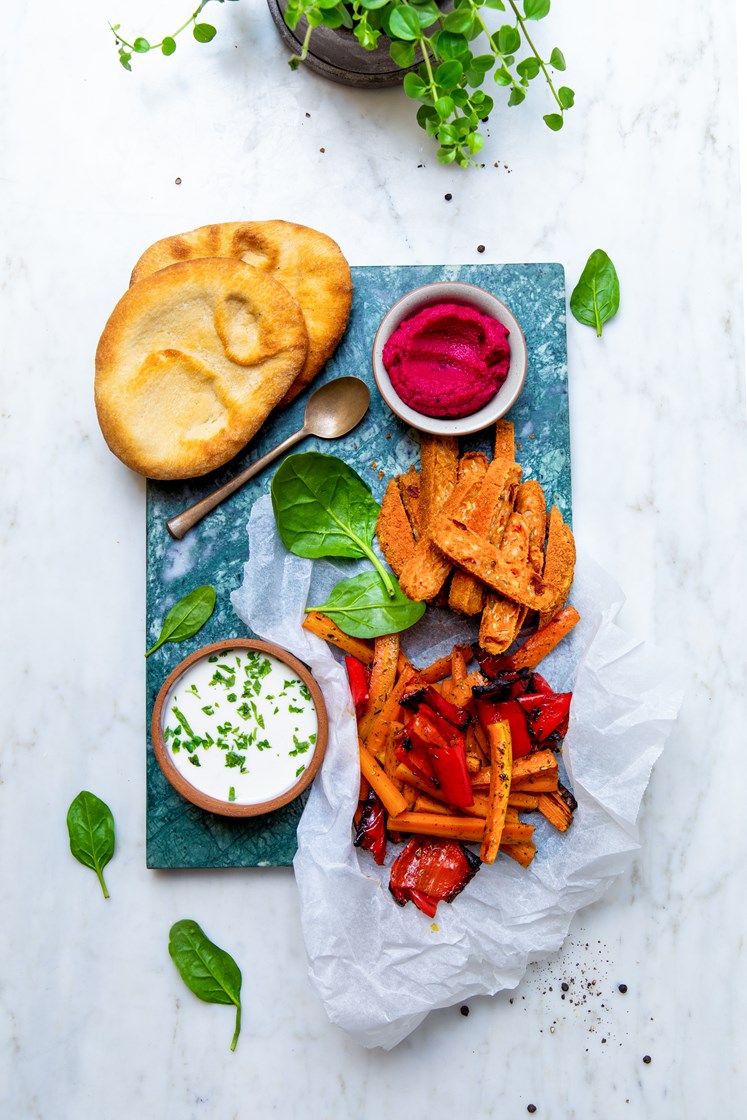 Grønnsaksschnitzel i multibrød med gulrotfries, rødbetehummus og korianderdipp