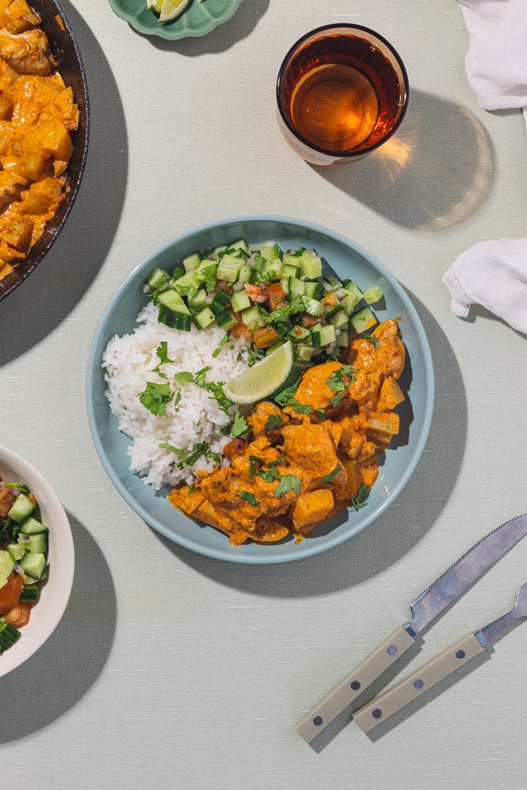Massaman kyllingcurry med salat og jasminris