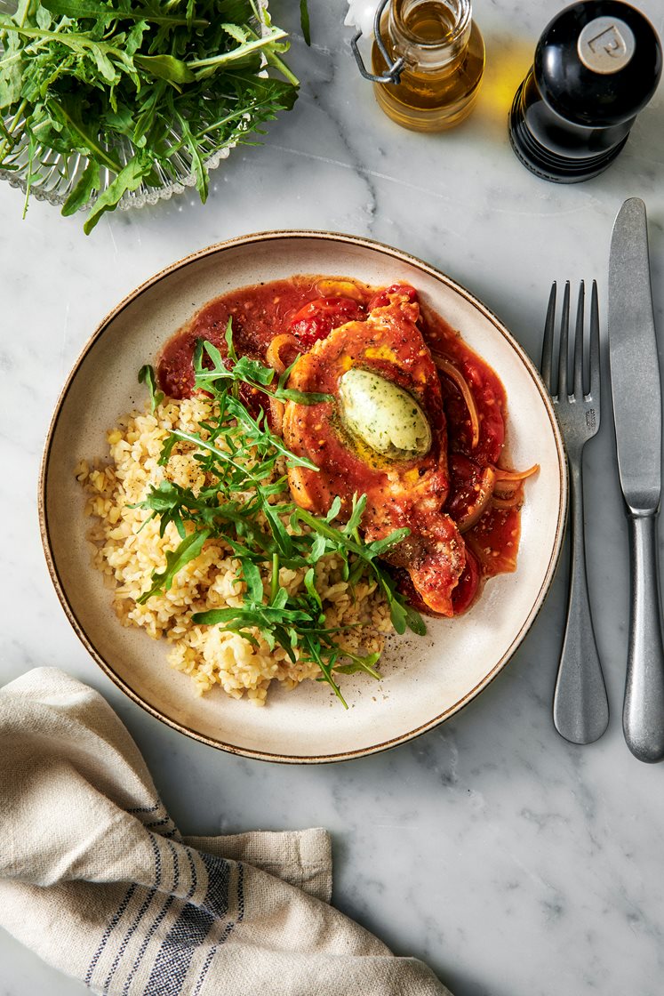 Tomatbräserad fläskkotlett med ruccola och persilladesmör