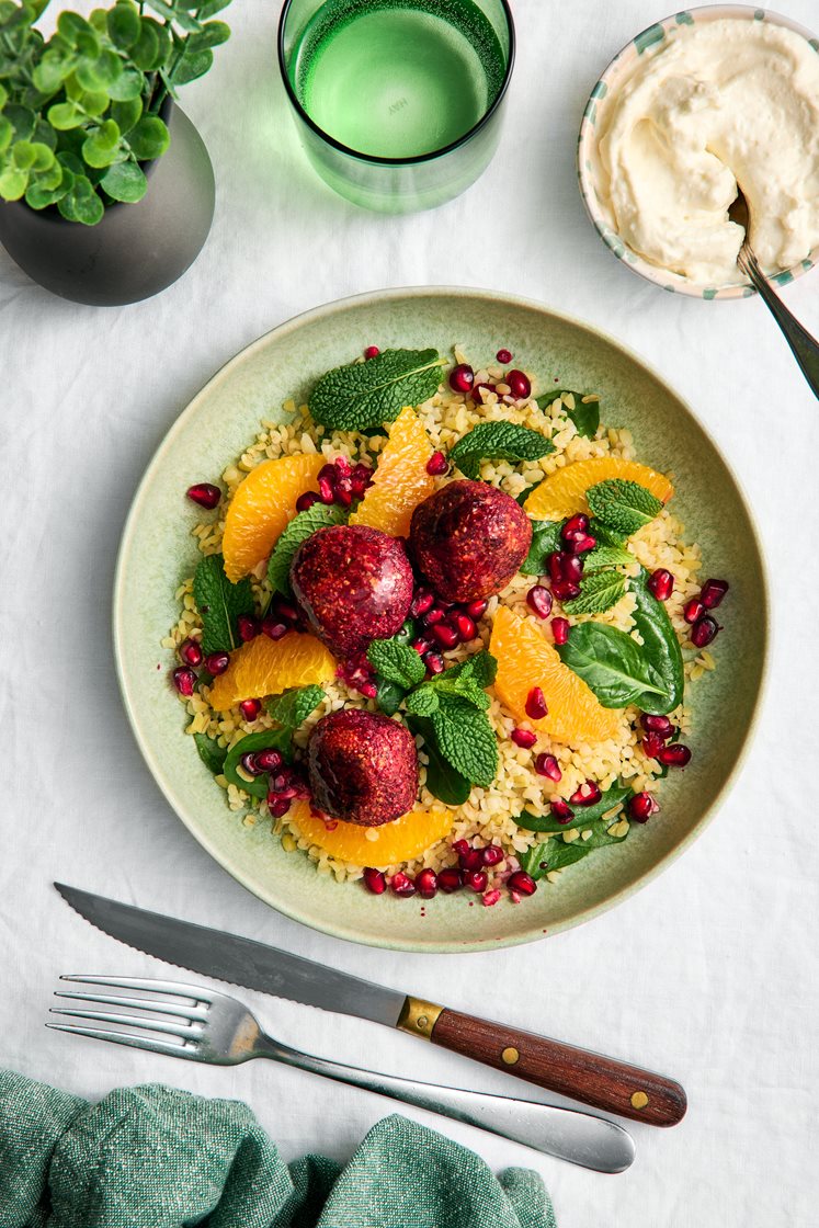 Rödbetsfalafel med bulgursallad och fetaostcrème