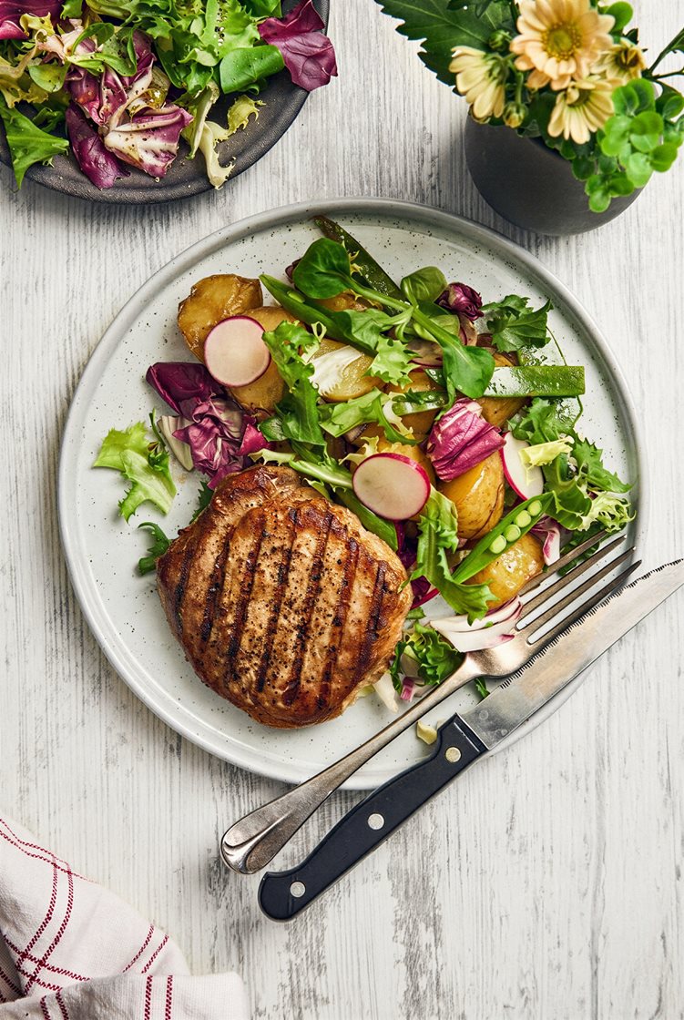 Grillad fläskkotlett med citrondressad potatissallad