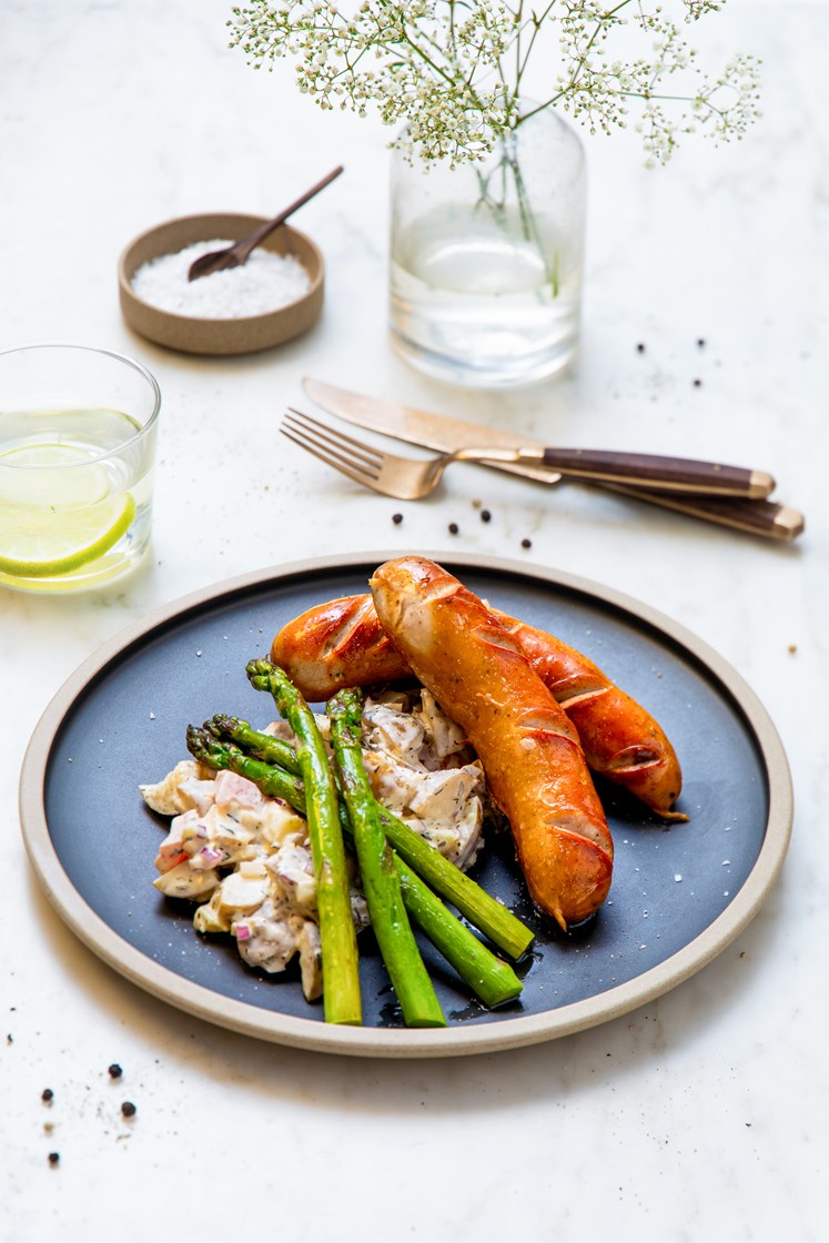 Ostepølser med spicy potetsalat, asparges og tomat