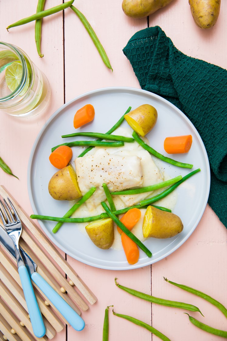 Fiskeform av lyr med småpoteter, gulrøtter og aspargesbønner