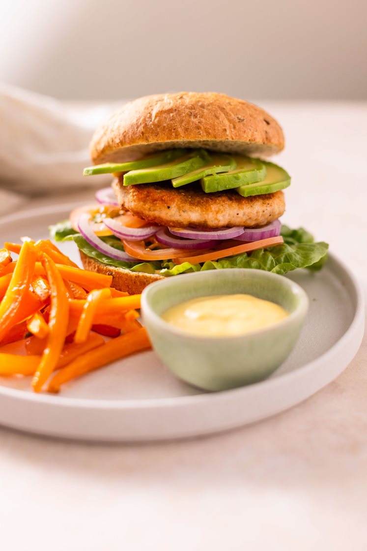 Kyllingburger med avokado og tomat, gulrotfries og curry- og mangodressing